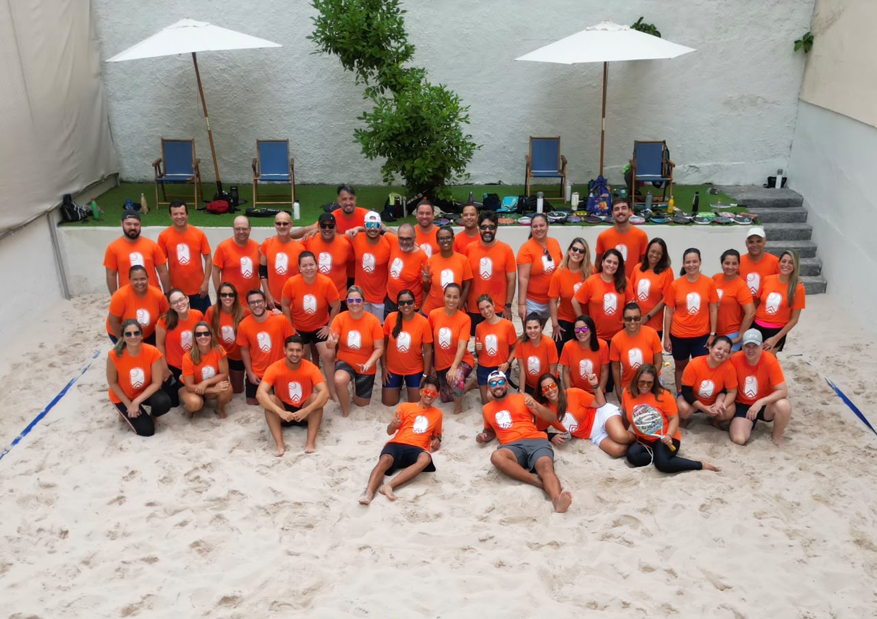Turma de alunos da Arena Aldeia reunida na quadra de areia depois de um encontro